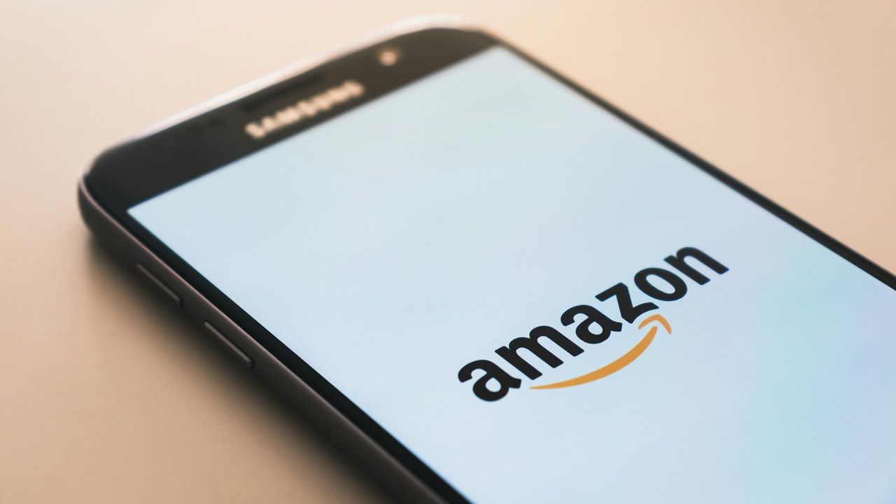Featured image of how to contact Amazon customer service.