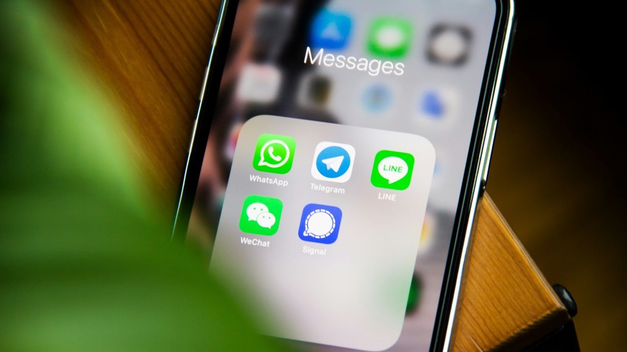 Set up free text messaging when going abroad, featured imager courtesy Unsplash.